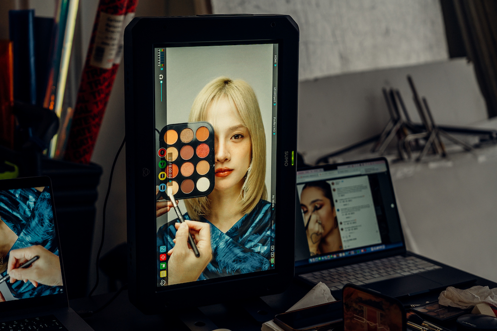 TURN AROUND | Flexible mounting solutions allowed easy set-up for shooting a portrait project