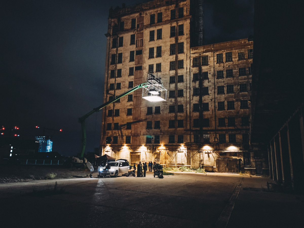 Immersed in a captivating play of light, the camera reveals an organic, grounded ambience Immersed in a captivating play of light, the camera reveals an organic, grounded ambience